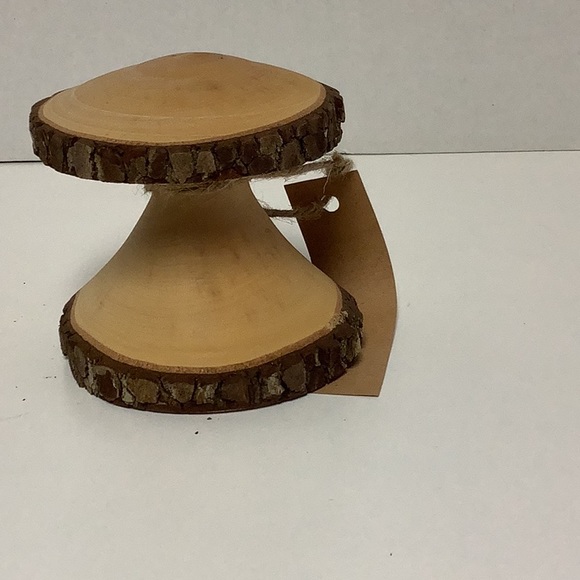 Hand carved mushroom Dogwood live edge - Picture 3 of 4